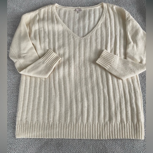 GAP Sweaters - Gap v-neck sweater cream color size small